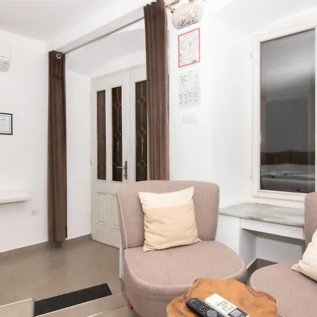 Thomas's Cozy With Breakfast