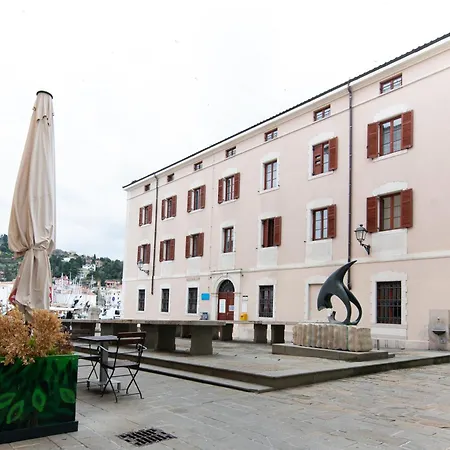 Thomas's Cozy With Breakfast شقة