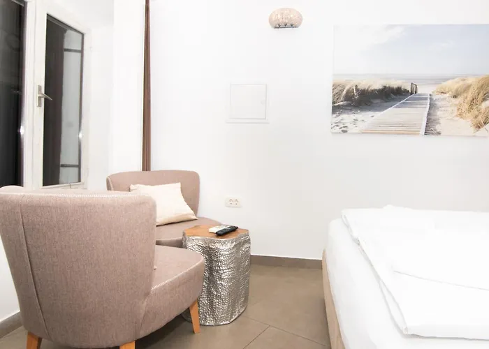 Апартаменты Thomas's Cozy With Breakfast